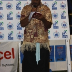 Der Chef der Rugby Mannschaft Tongas trägt den traditionellen tonganischen Bastrock